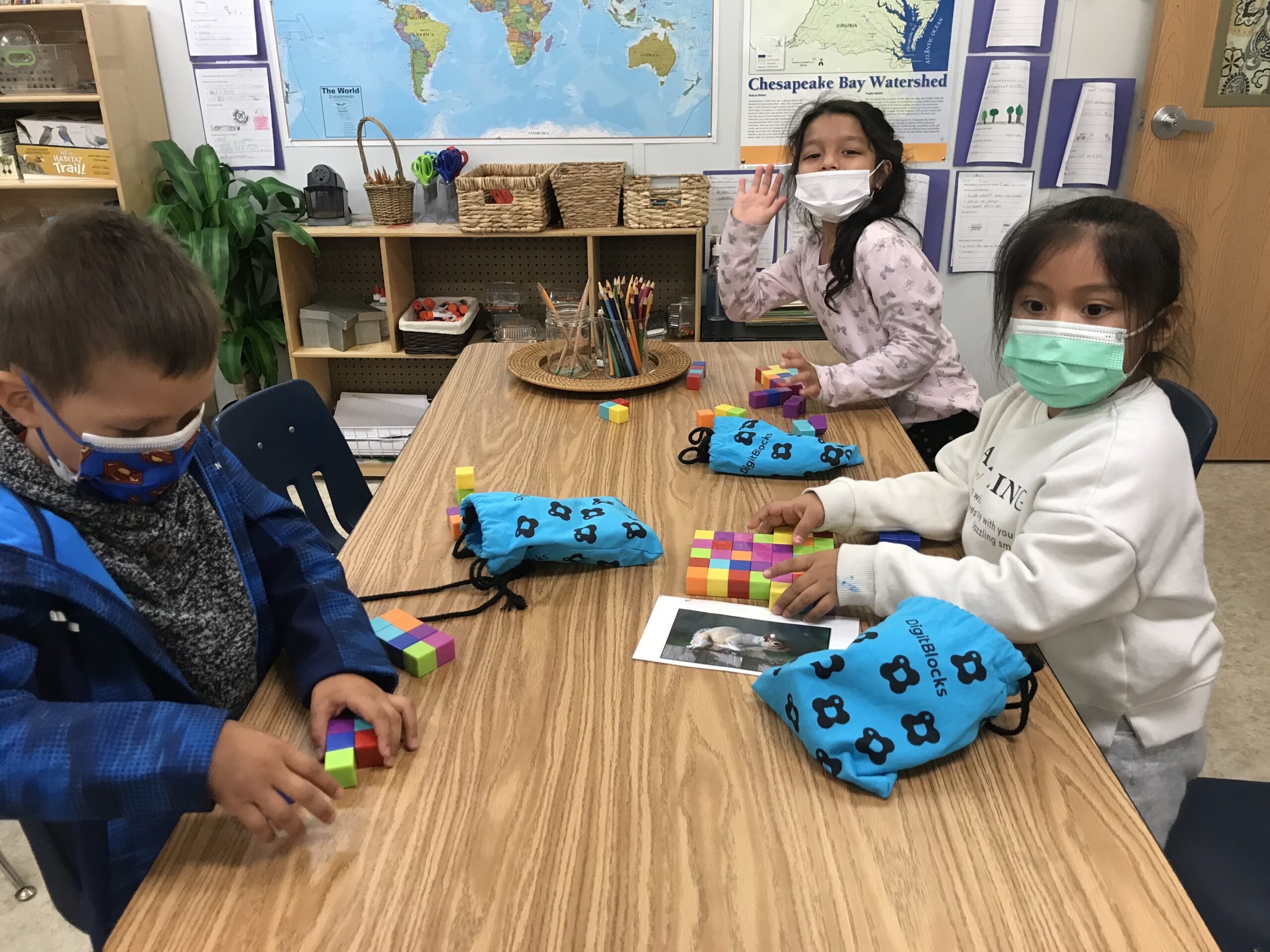 Ingenieros de jardín de infantes que construyen estructuras con bloques de colores.