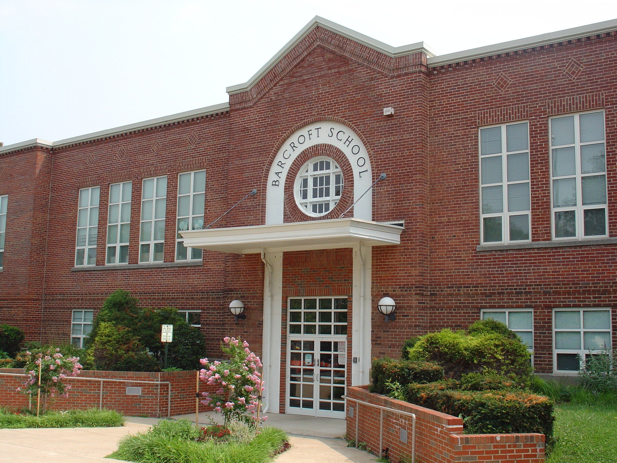 Barcroft Elementary с фасада школы