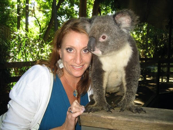 La Sra. Bouton posando junto a un koala.